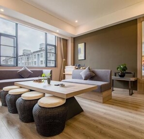 Business Suite | Desk, free WiFi - Vyluk J Hotel National Plaza Xinping (Yuxi)