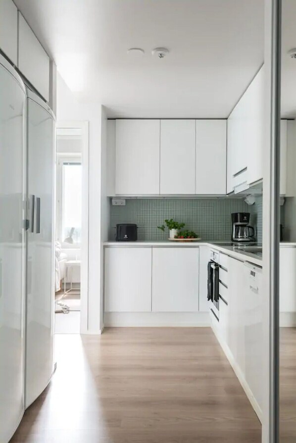 Jääkaappi, mikroaaltouuni, uuni, astianpesukone