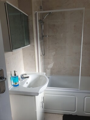 Maison | Salle de bain | Douche, articles de toilette gratuits, sèche-cheveux
