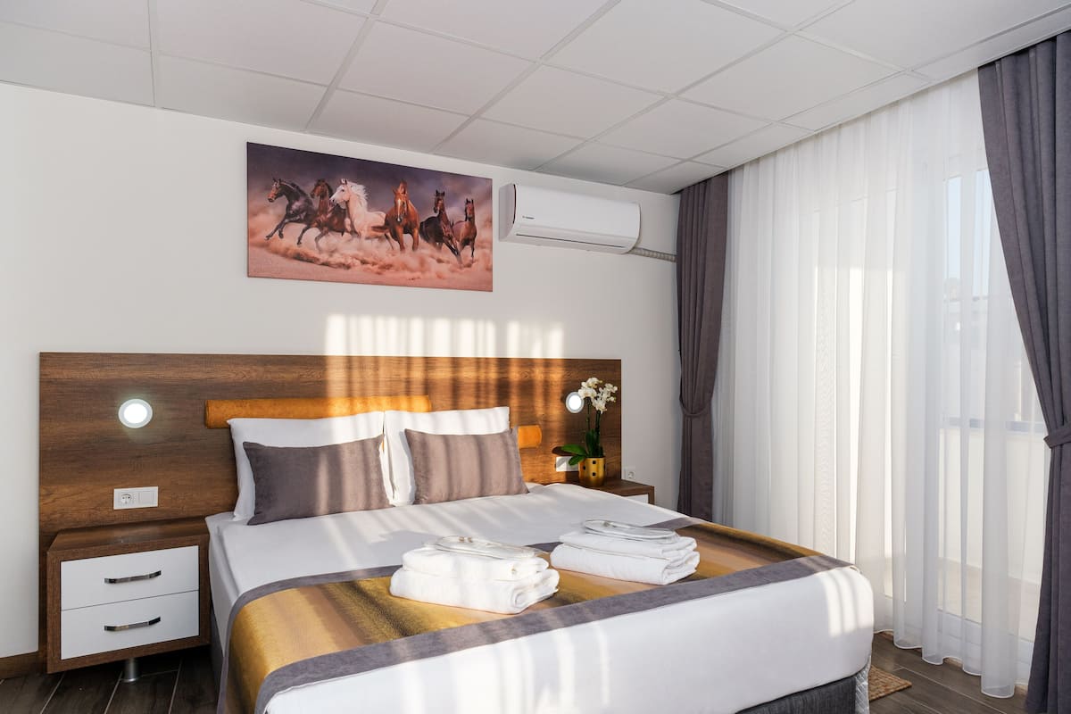 Premium bedding, free minibar, soundproofing, free cots/infant beds