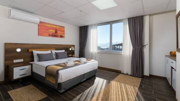 Habitación cuádruple ejecutiva | Ropa de cama de alta calidad y minibar con artículos gratuitos