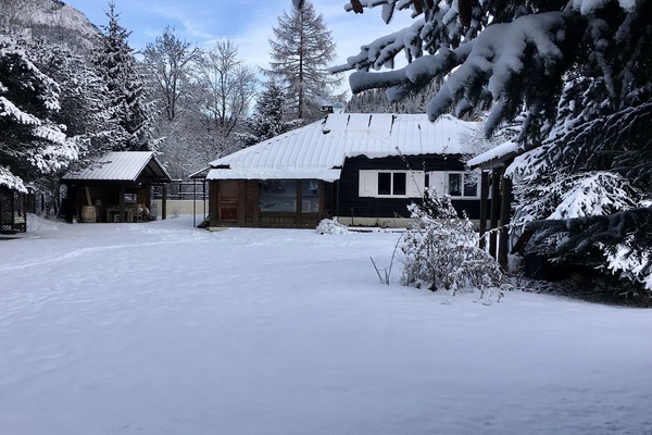 Le chalet en hiver vu depuis le fond du jardin