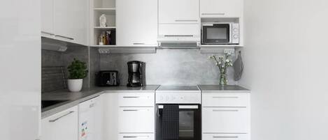 Jääkaappi, mikroaaltouuni, uuni, liesi