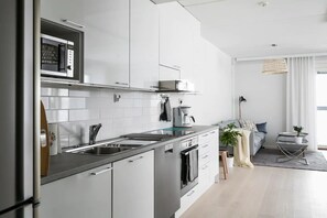 ثلاجة، ميكروويف، فرن، موقد طهي مسطح