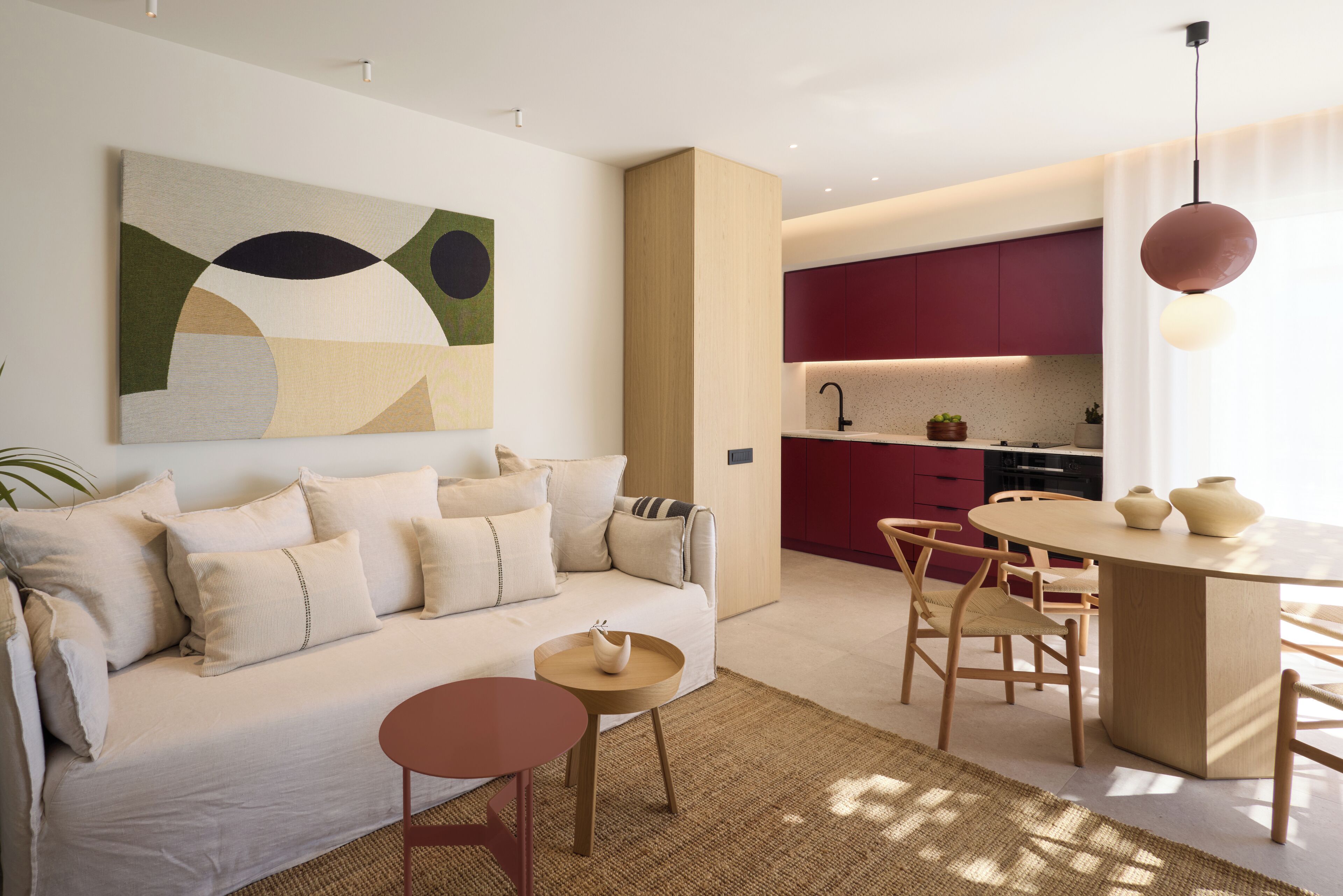 Una sala de estar moderna con un sofá, una mesa de centro y un comedor con sillas y una mesa.