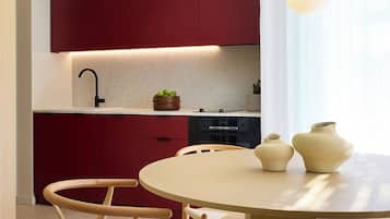 Refrigerador con freezer, horno, placa de cocina, cafetera expreso