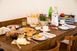 Desayuno con opciones de la cocina local incluido todos los días 