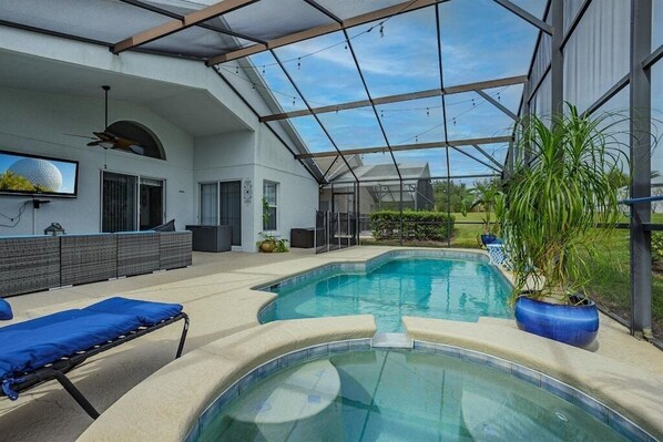 Lämmitetty uima-allas, aurinkotuoleja