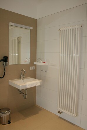 Shower, hair dryer, towels - Biohotel Stiftsgut Wilhelmsglücksbrunn (Amt Creuzburg)