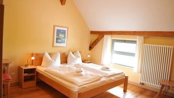 Kamar Double Klasik | Seprai antialergi, meja kerja, dan tirai kedap cahaya