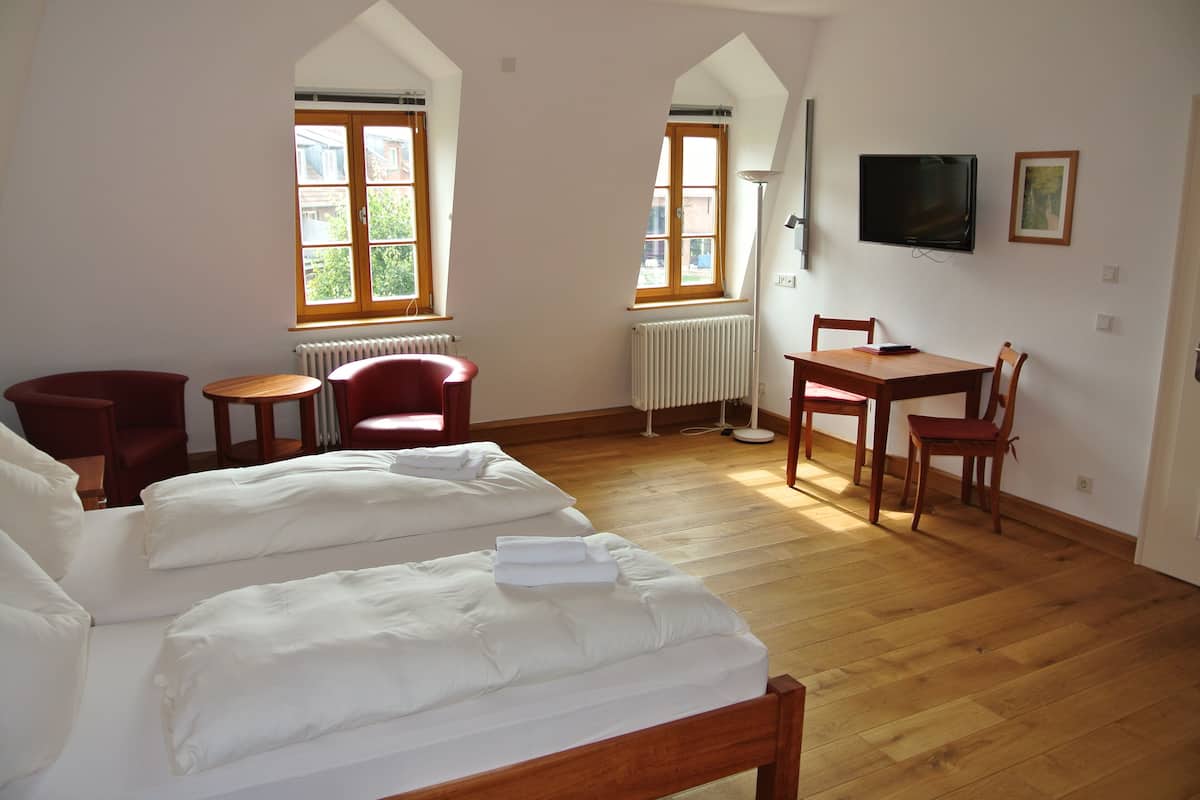 Comfort dubbelrum | 1 sovrum, allergitestade sängkläder, skrivbord och mörkläggningsgardiner