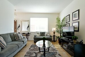 Apartment | Living room | Flat-screen TV, DVD player