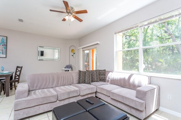 Apartment | Wohnzimmer | Flachbildfernseher, Kamin