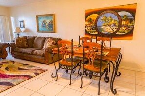 House | Living room | Flat-screen TV, fireplace