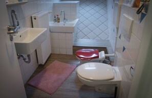 Combined shower/bathtub, towels, soap, toilet paper - KINDheitstRAUM - Hostel (Erfurt)