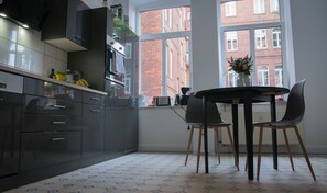 Frigorifero con congelatore, microonde, forno, piano cottura