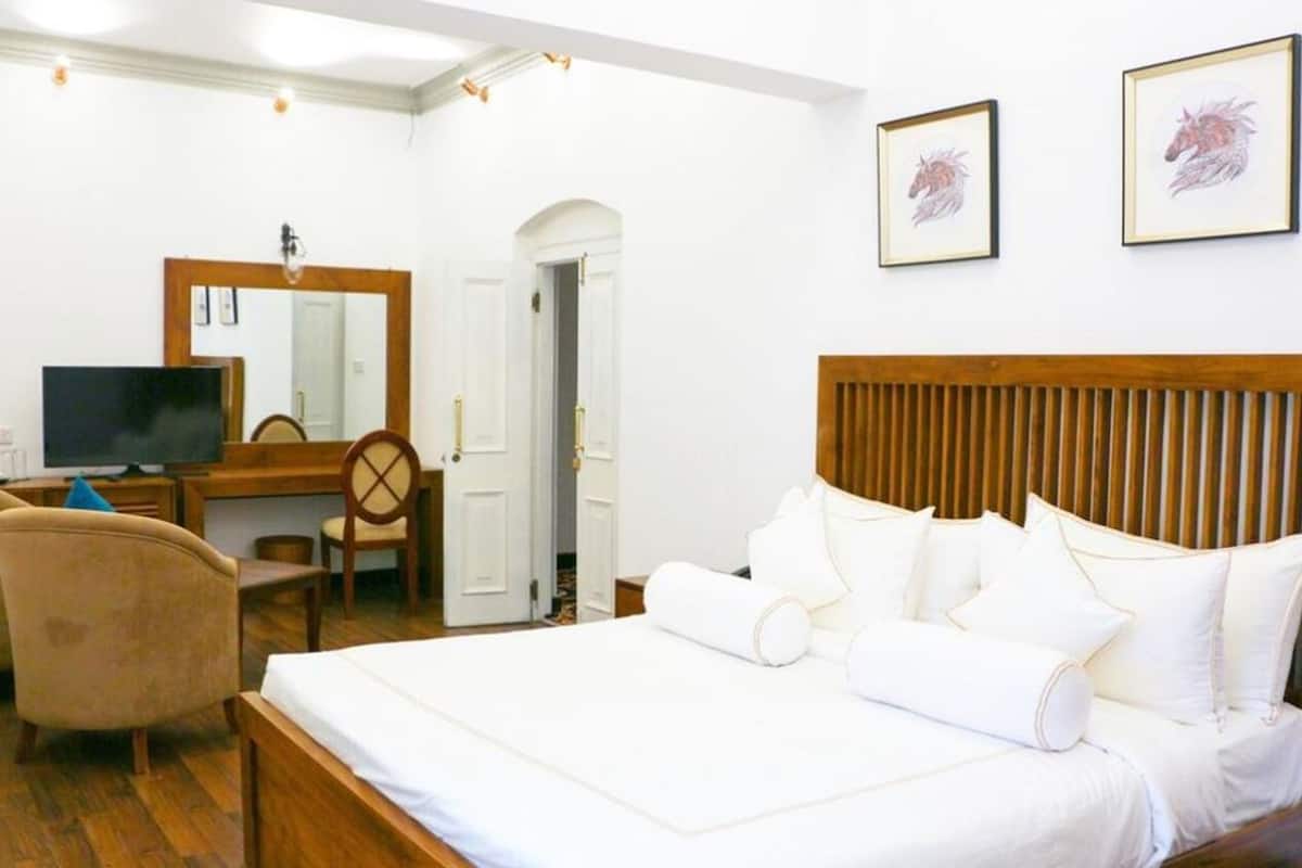 Deluxe Double Room | Minibar, in-room safe, individually furnished, desk