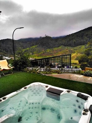 Outdoor spa tub