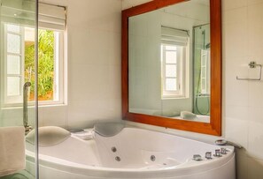 Free toiletries, hair dryer, bathrobes, slippers - The Clovelly Bungalow (Nuwara Eliya)