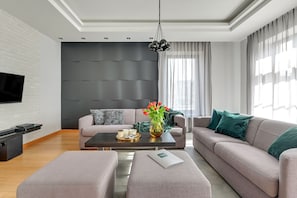 Appartement Deluxe, 2 chambres (8) | Salle de séjour | Télévision à écran plat de 42 pouces avec chaînes par câble, télévision