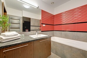 Deluxe appartement, 2 slaapkamers (10) | Badkamer | Een aparte badkuip en douche, een regendouche, een haardroger