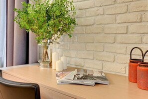 Lägenhet Deluxe - 3 sovrum (3) | Vardagsrum | 42-tums platt-tv med kabelkanaler och tv