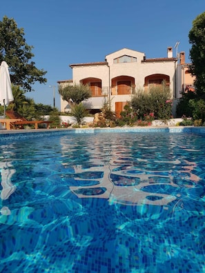 Piscina externa, guarda-sóis, espreguiçadeiras