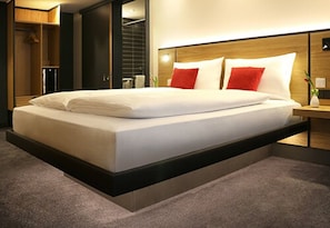 Comfort Double Room | Minibar, in-room safe, desk, laptop workspace