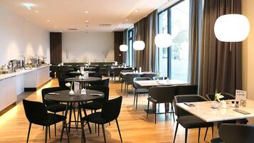 Se ofrece un desayuno bufé (19.50 EUR por persona)