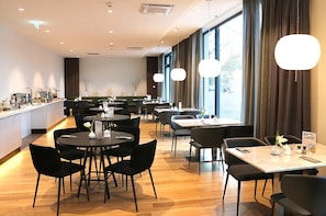 Café da manhã com buffet todos os dias (EUR 19.50 por pessoa) 