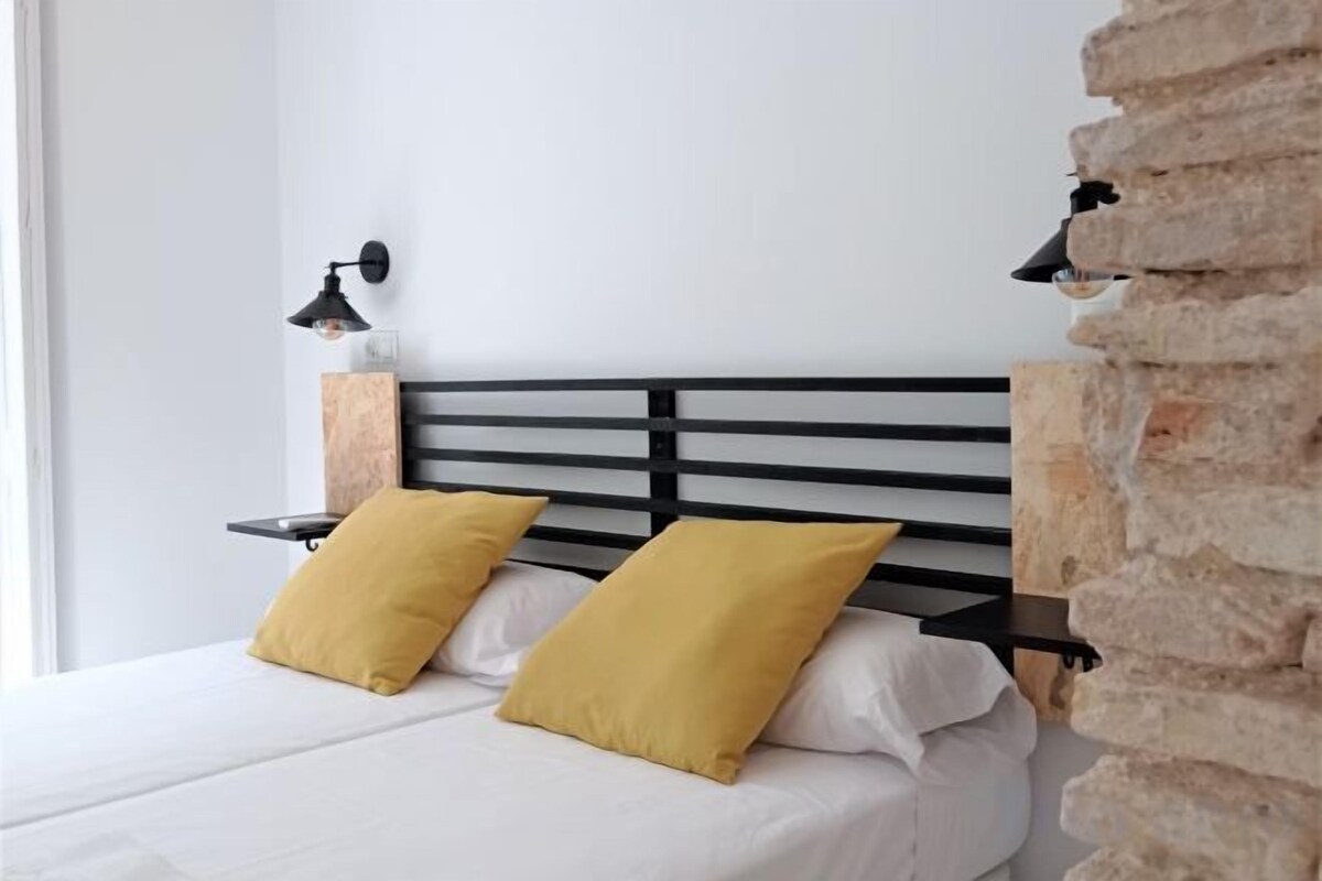Cortinas blackout, insonorización y tabla de planchar con plancha