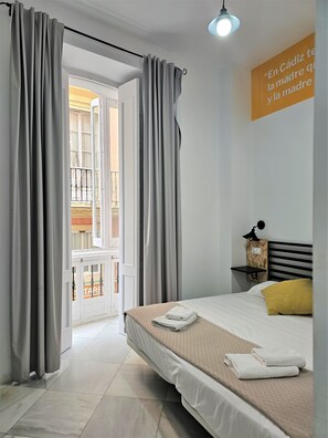 Deluxe-Doppel- oder -Zweibettzimmer, eigenes Bad | Individuell dekoriert, Verdunkelungsvorhänge, schallisolierte Zimmer