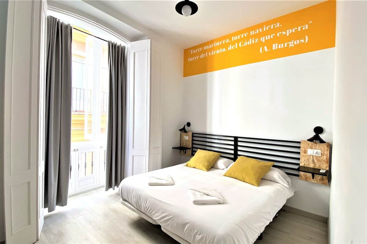 Deluxe Double or Twin Room, Private Bathroom | Individually decorated, blackout drapes, soundproofing