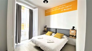 Dobbelt- eller tomannsrom – deluxe, privat bad | Individuelt dekorert, blendingsgardiner, lydisolert og strykejern/-brett