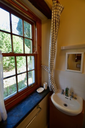 Luxury Double or Twin Room | Bathroom | Towels - Holwell Holistic Retreat - Adults Only (Barnstaple)