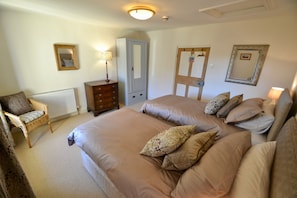 Superior Double or Twin Room | Individually decorated, individually furnished, iron/ironing board - Holwell Holistic Retreat - Adults Only (Barnstaple)