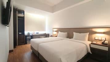 ميني بار وخزنة داخل الغرفة ومكتب ومساحة عمل للكمبيوتر المحمول