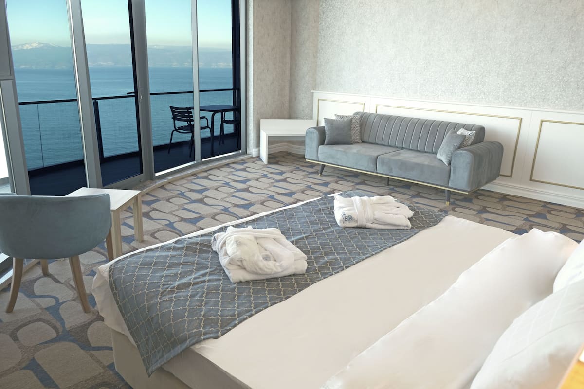 executive suite room , sea view | premium bedding, minibar, in-room safe, desk