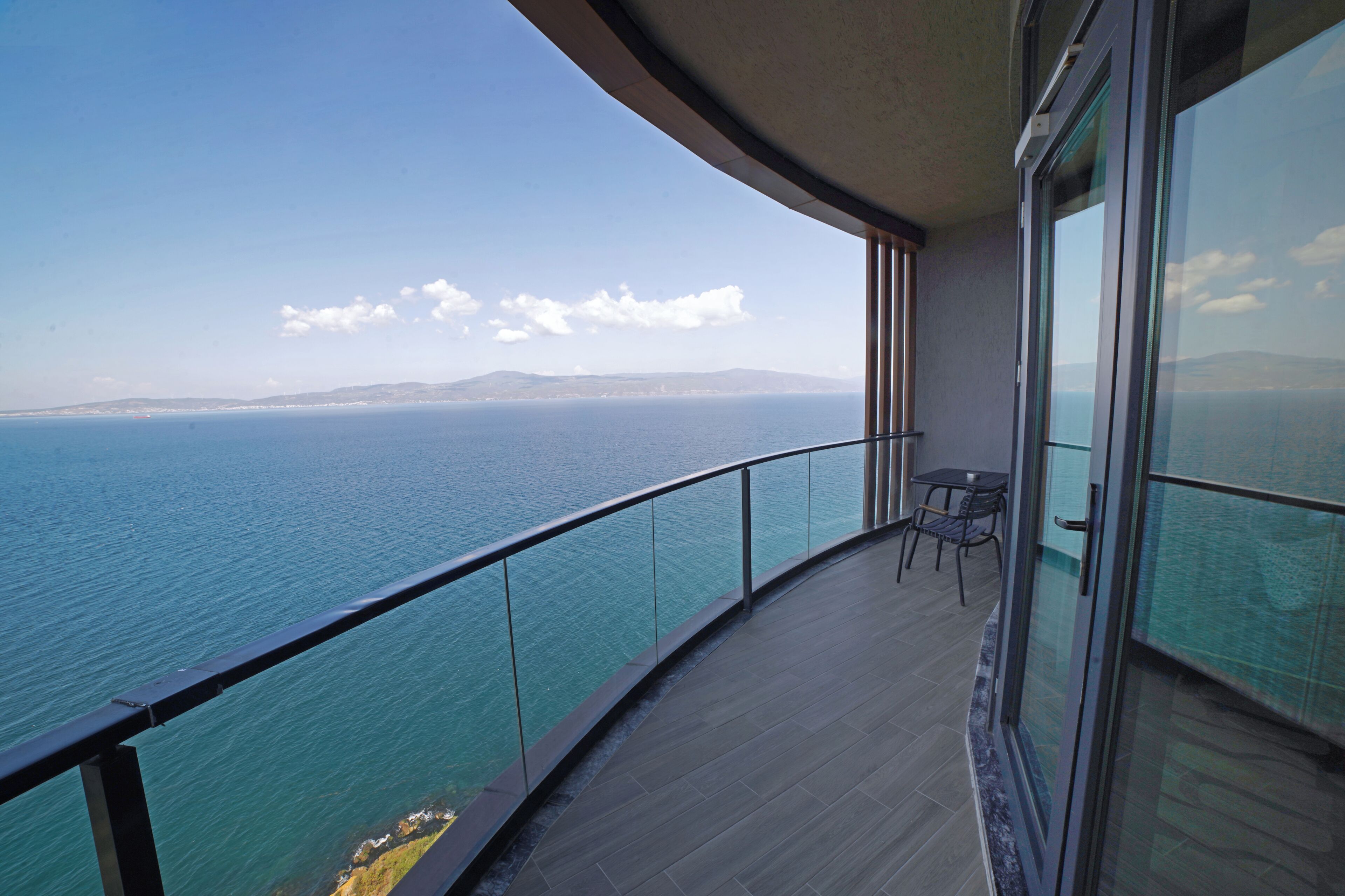 Executive Suite Room , Sea View | Ropa de cama de alta calidad y minibar 