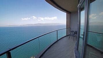 Executive Suite Room , Sea View | Ropa de cama de alta calidad y minibar