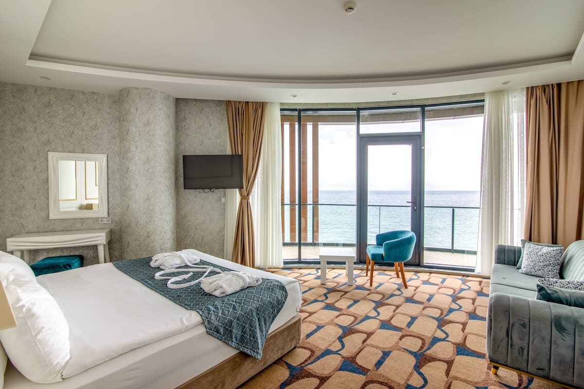 Executive Suite Room , Sea View | Luxe beddengoed, een minibar, een kluis op de kamer, een bureau