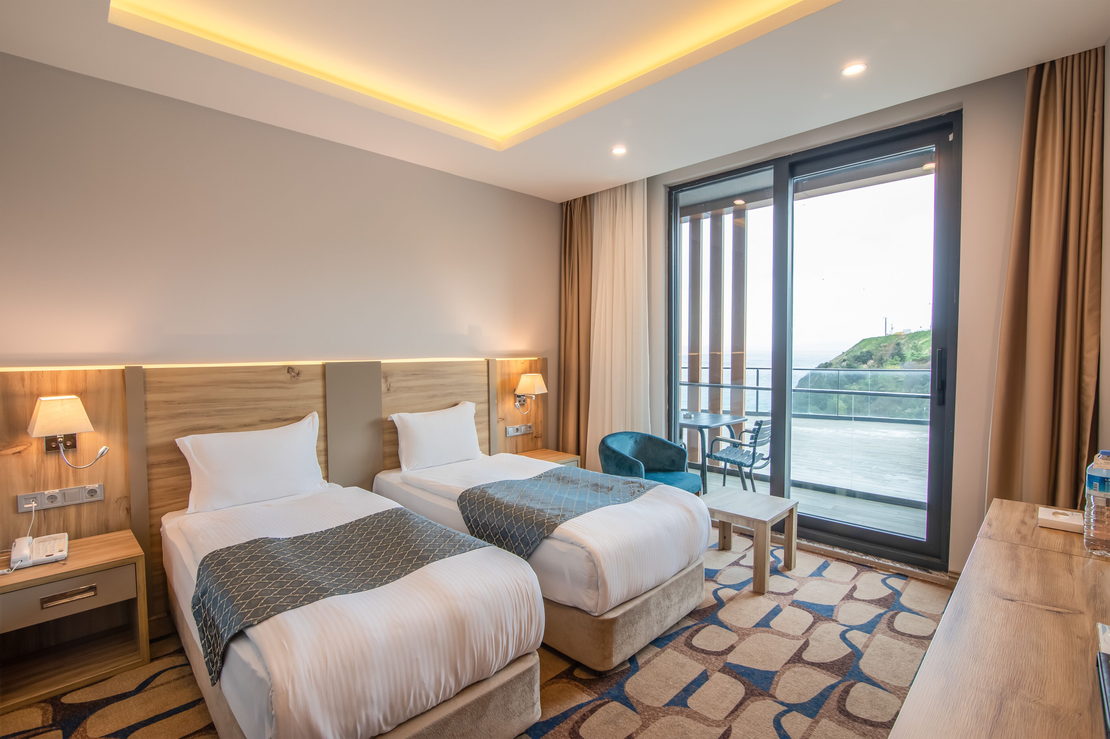 deluxe room, 1 king bed, sea view | premium bedding, minibar, in-room safe, desk