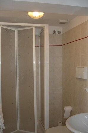 Shower, free toiletries, hair dryer, bidet