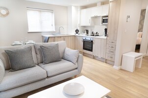 Monolocale | Area soggiorno | TV a schermo piatto 40 pollici con canali digitali, Smart TV