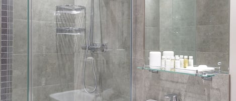 Appartamento | Bagno | Doccia, set di cortesia gratuito, asciugacapelli, pantofole
