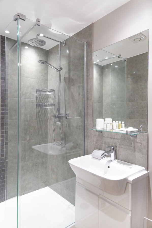Apartment | Bathroom | Shower, free toiletries, hair dryer, slippers