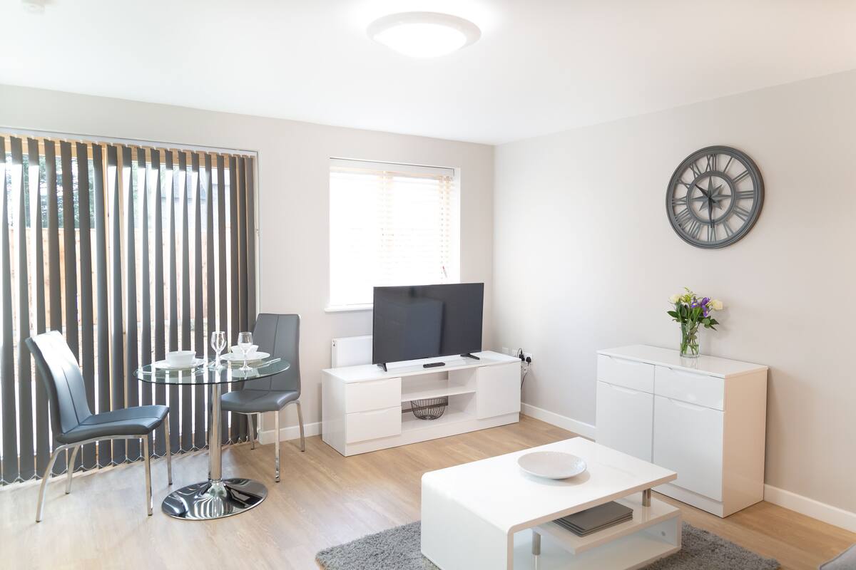 Appartement | Woonkamer | Een 40-inch flatscreentelevisie met digitale zenders en smart-tv