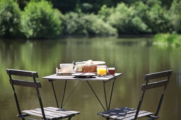 Outdoor dining - Old mill in a green setting (Sainte-Agathe)