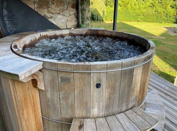 Tina de hidromasaje al aire libre