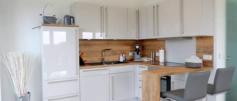 冷蔵庫、電子レンジ、オーブン、コンロ